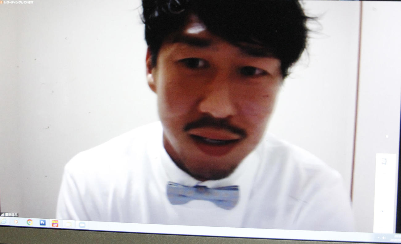 「Zoom」を利用してファンとの交流を図る鳥栖FW豊田陽平（撮影・菊川光一）＝2020年4月17日