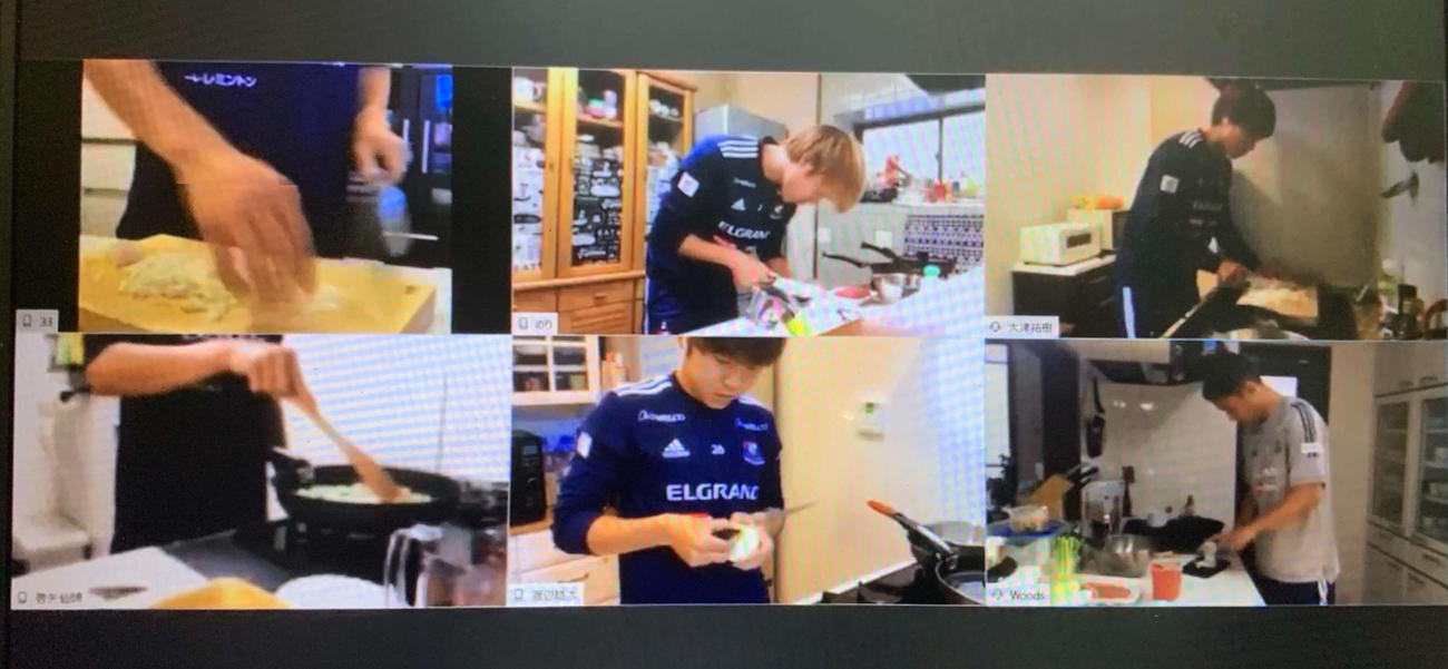 オンラインイベントで料理対決をする横浜の選手たち