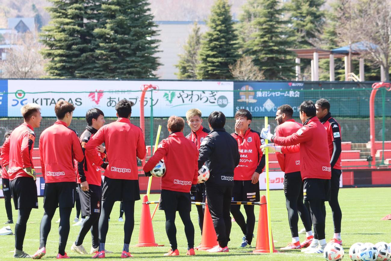 集まって話をする北海道コンサドーレ札幌の選手ら（2020年4月13日撮影）