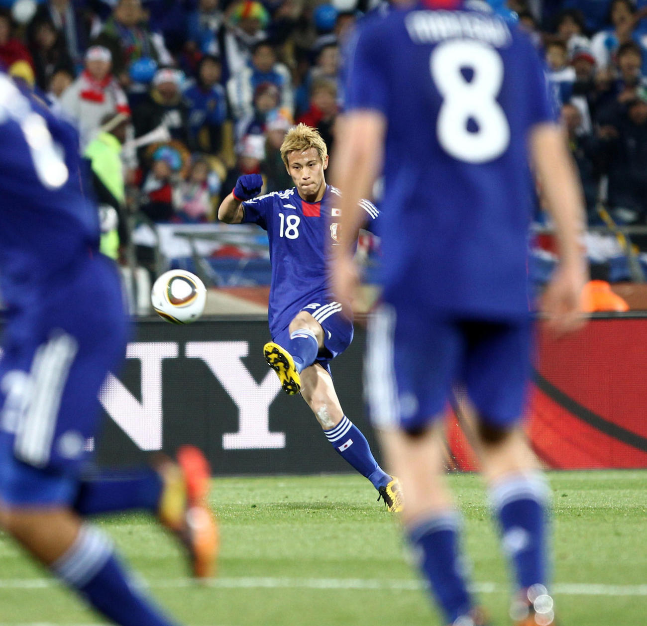 10年6月、W杯南アフリカ大会1次リーグのデンマーク戦でFKを蹴る本田