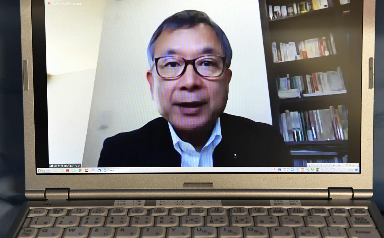 第6回「新型コロナウイルス対策連絡会議」のWeb会議システムを利用した合同記者会見であいさつするJリーグ村井チェアマン（撮影・山崎安昭）