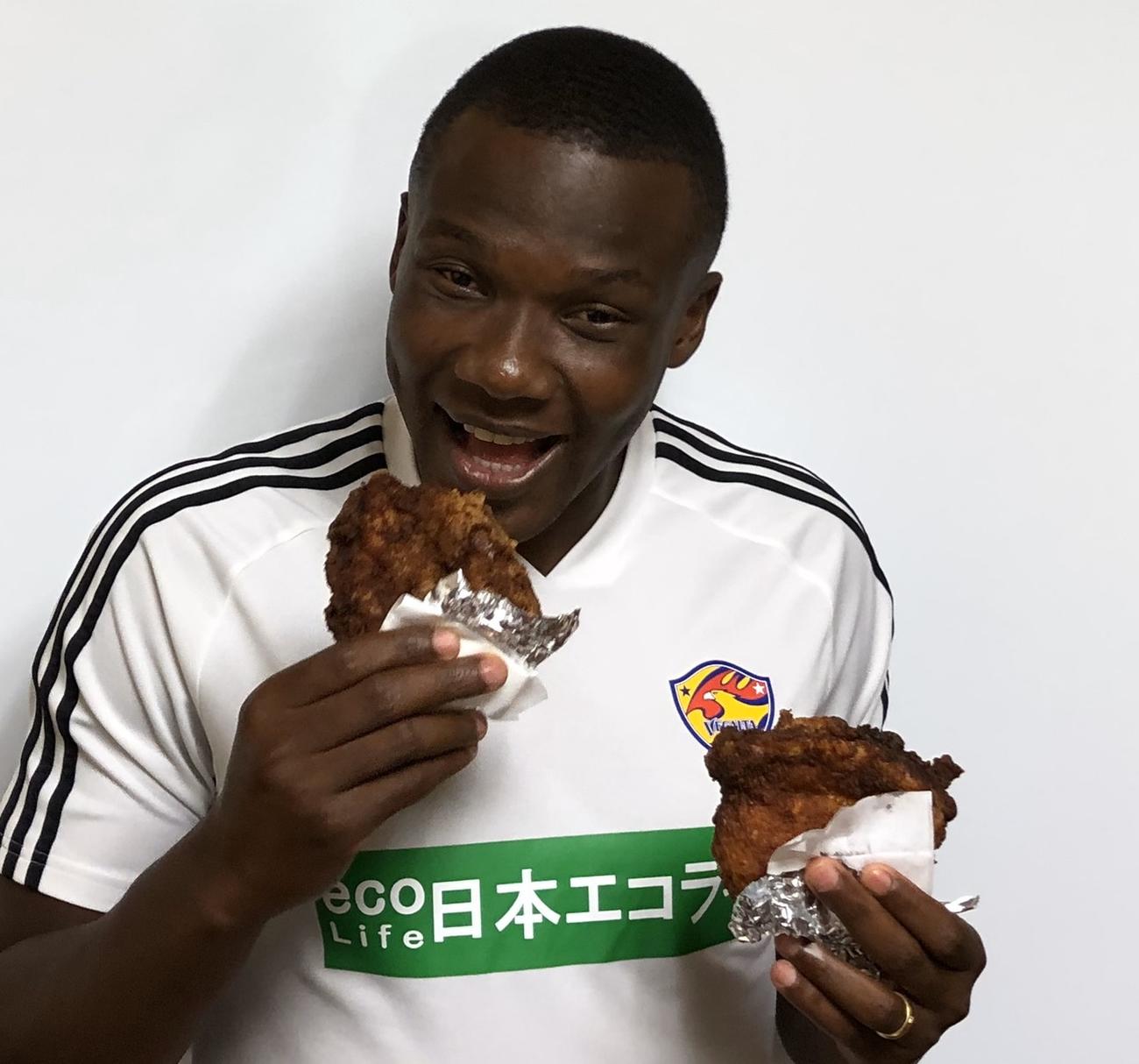 マテチキを食べる仙台DFシマオ・マテ（ベガルタ仙台提供）