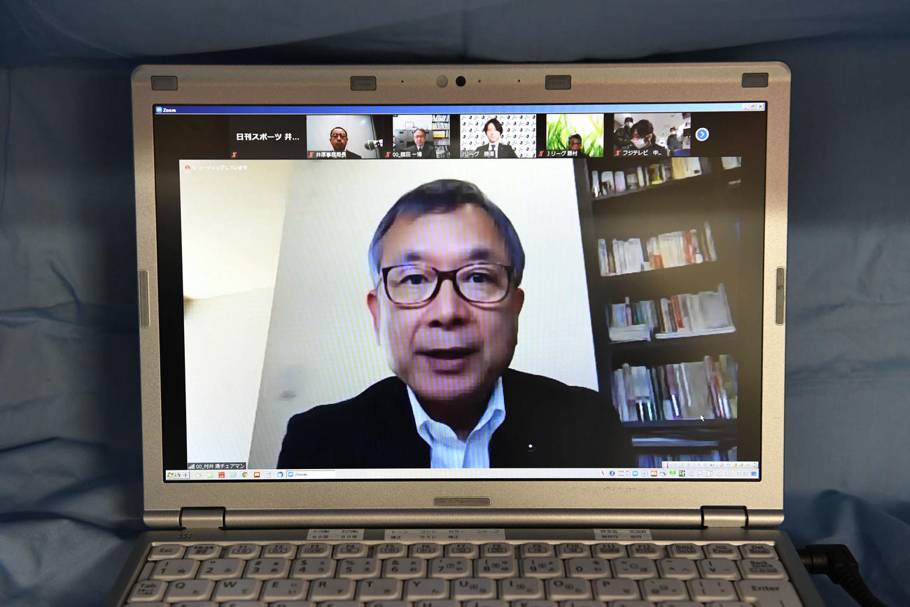 第6回「新型コロナウイルス対策連絡会議」のWeb会議システムを利用した合同記者会見であいさつするJリーグ村井チェアマン（撮影・山崎安昭）