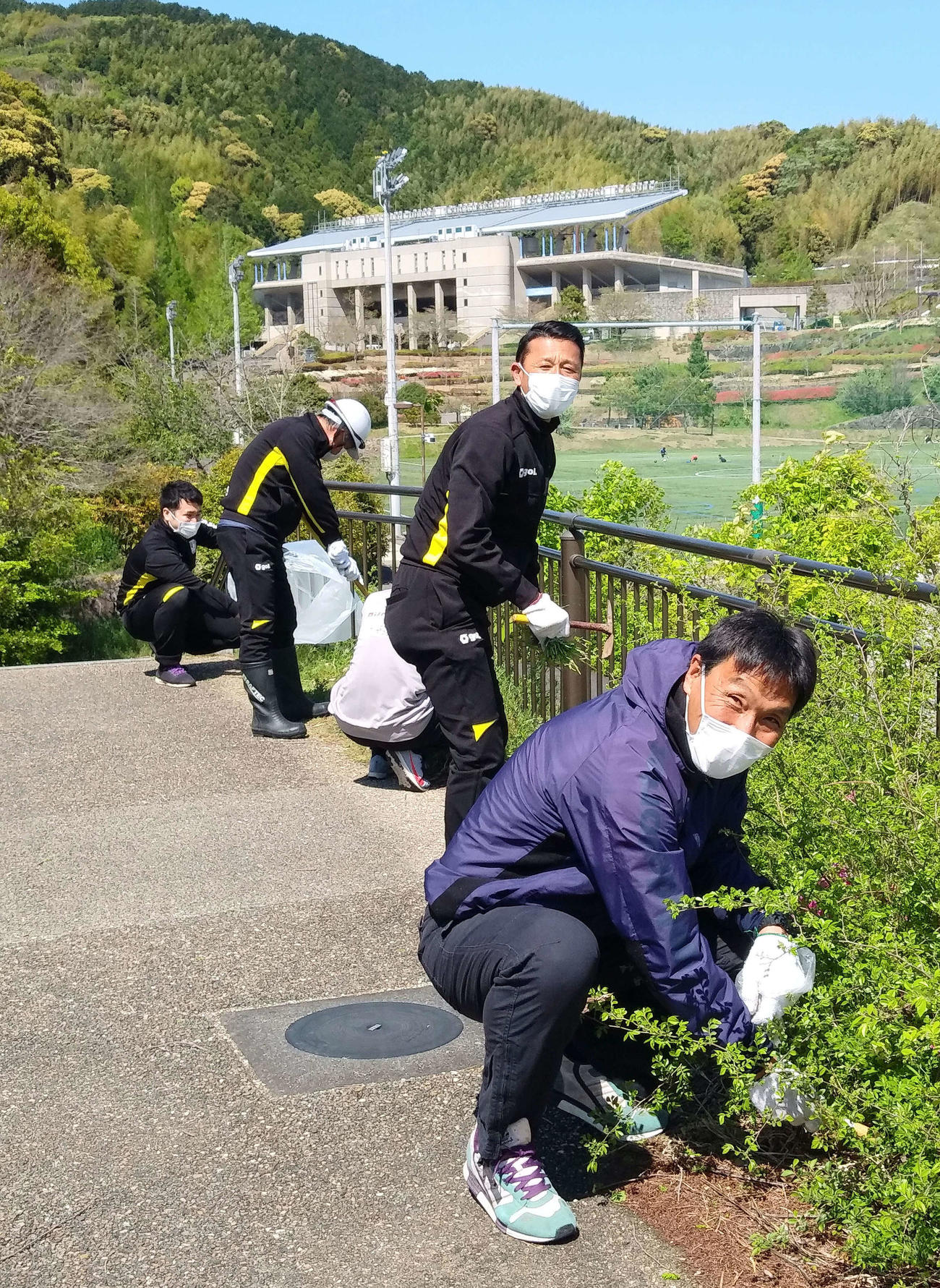 藤枝総合運動公園周辺の道路を清掃するJ3藤枝のフロントスタッフ