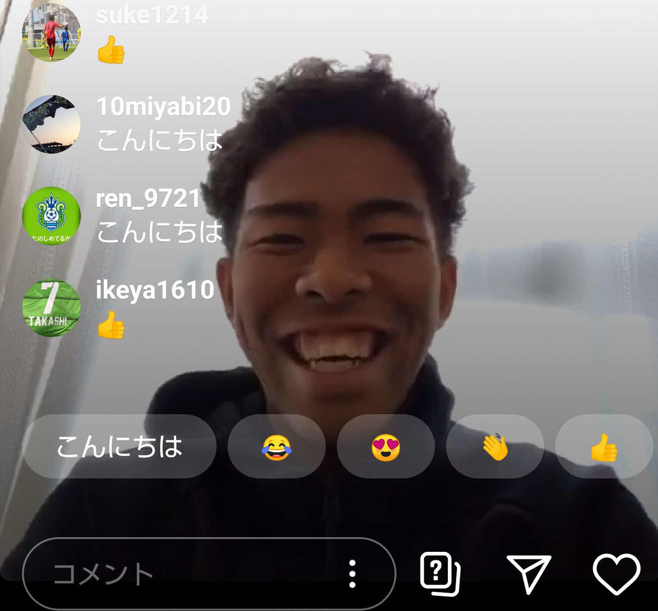 クラブ公式インスタライブに登場した湘南のルーキーDF畑（湘南ベルマーレ公式インスタより）