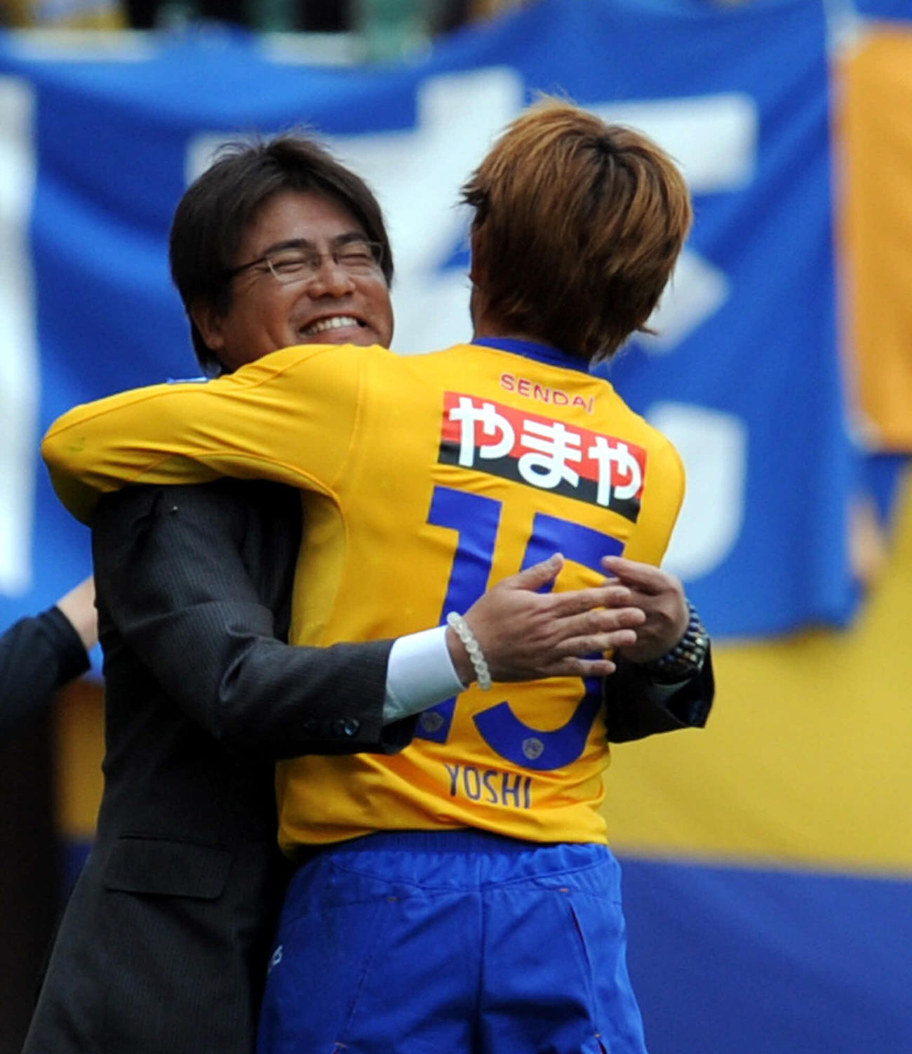 11年4月29日、仙台対浦和　前半、先制ゴールを決めたMF太田（右）と抱き合って喜ぶ手倉森監督（撮影・栗山尚久）