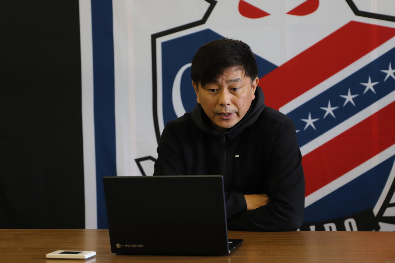 自主トレ再開についてオンライン取材に応じる札幌三上GM（クラブ提供）