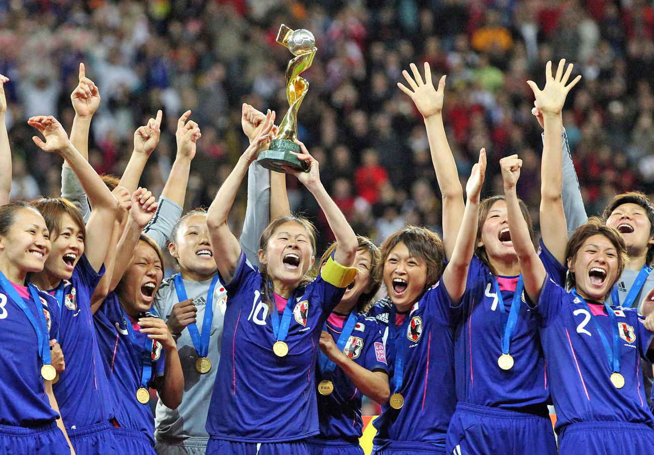 女子W杯ドイツ大会を制しトロフィーを掲げる澤穂希（中央）（撮影・PIKO＝2011年7月17日）