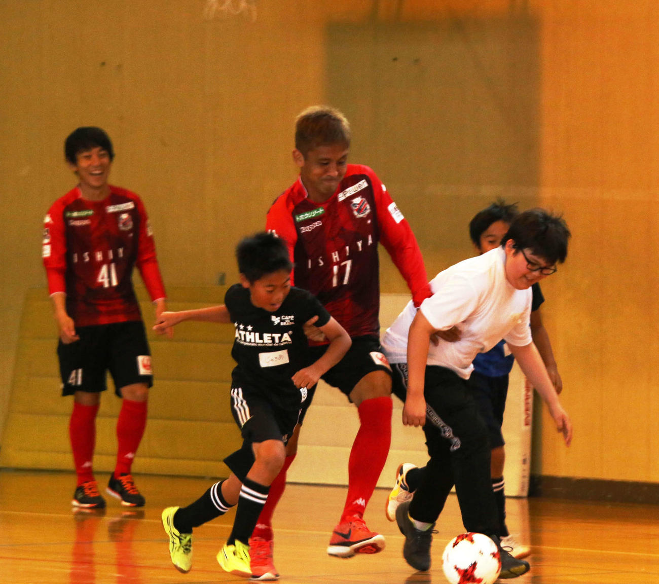 子どもたちとサッカーで交流するMF稲本（2018年10月7日撮影）