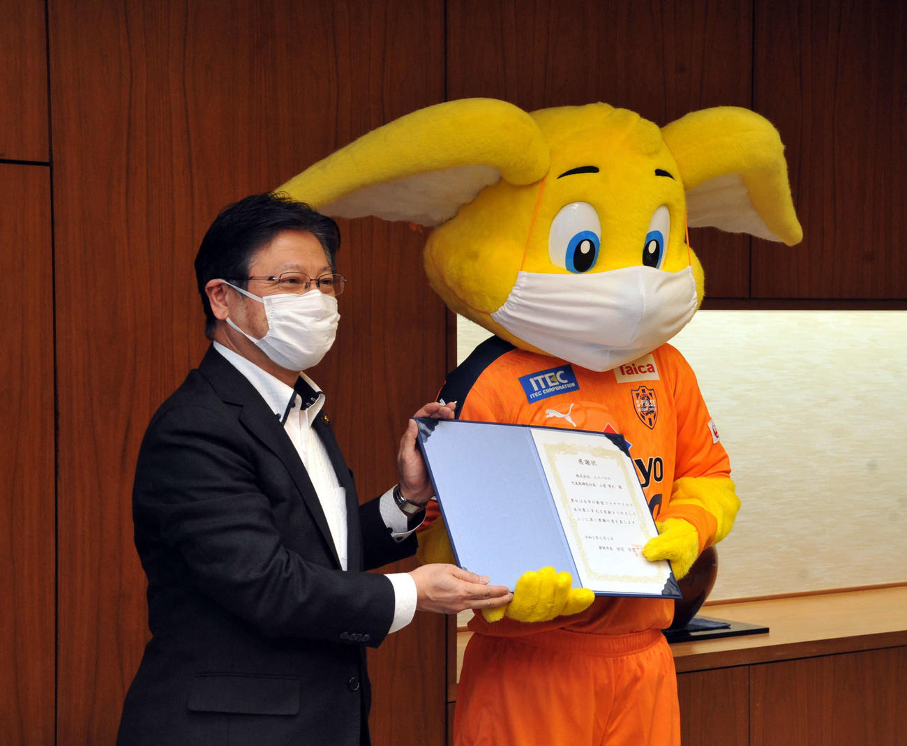 田辺市長（左）から感謝状を贈られる清水のマスコットのパルちゃん