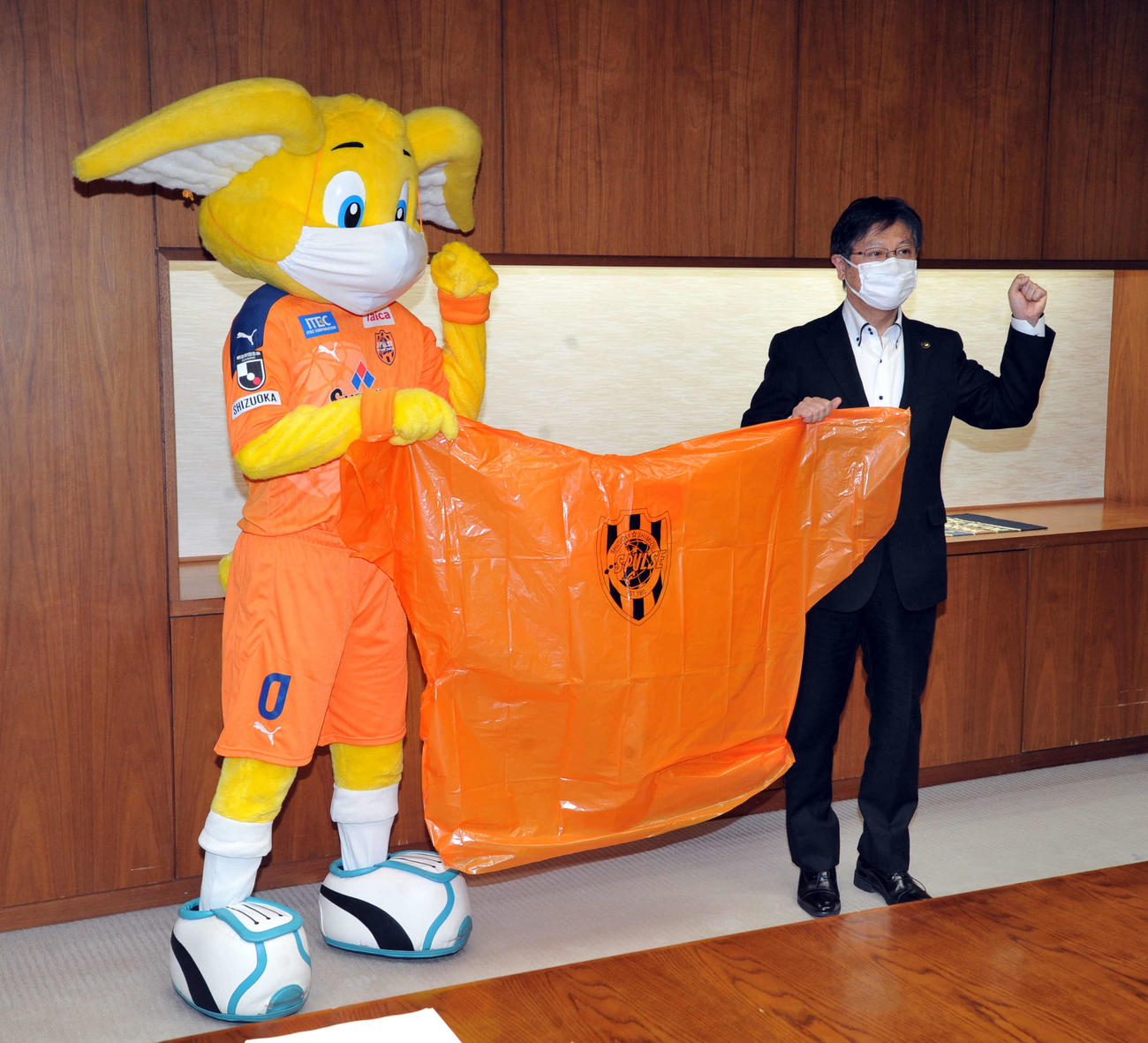 寄付されたポンチョを手に記念写真に納まる田辺市長（右）と清水のマスコットのパルちゃん