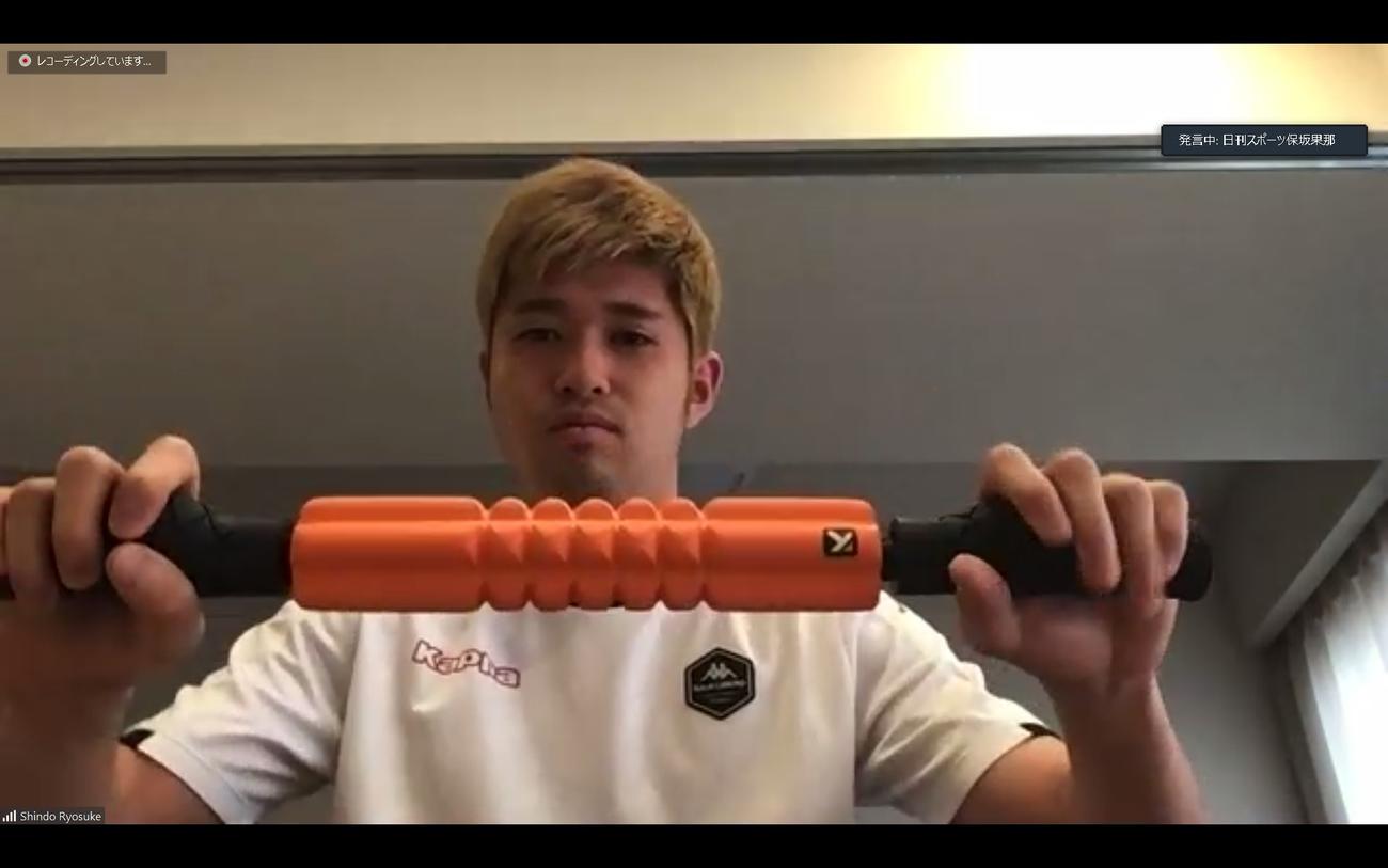 オンライン取材でトレーニンググッズを紹介する札幌DF進藤