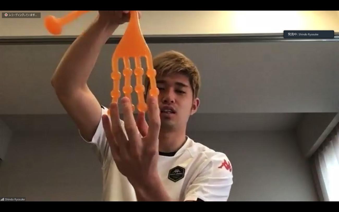 オンライン取材でトレーニンググッズを紹介する札幌DF進藤