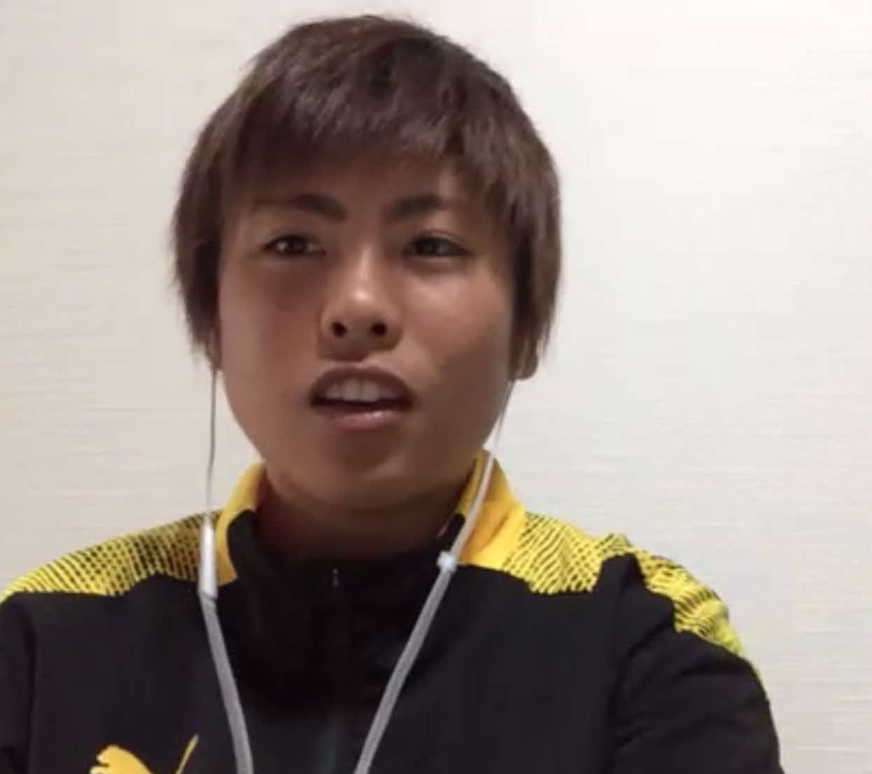YS横浜のFW安彦考真とオンライントークショーを行ったMF藤尾きらら