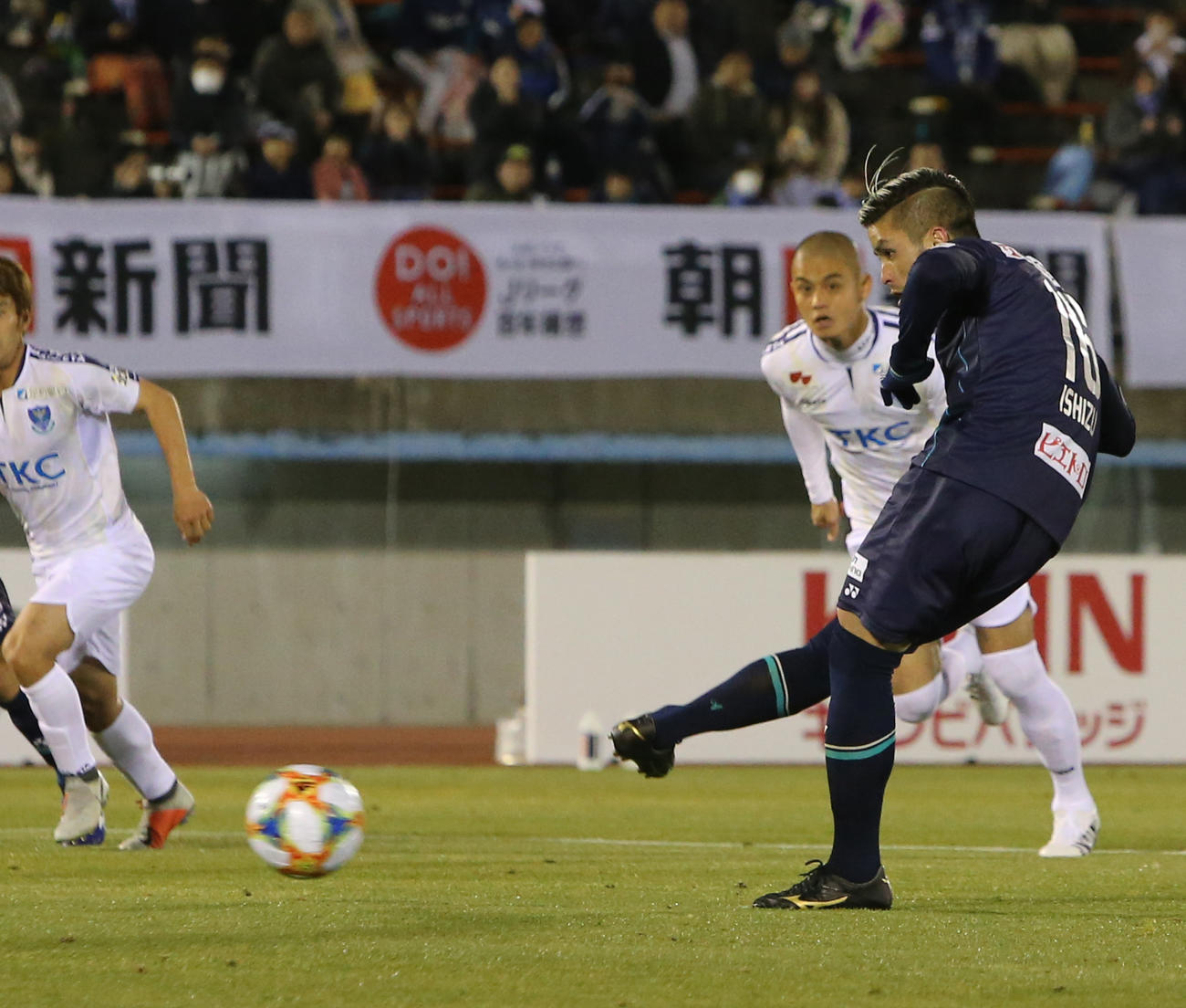 PKを決める福岡MF石津大介（2019年4月3日撮影）