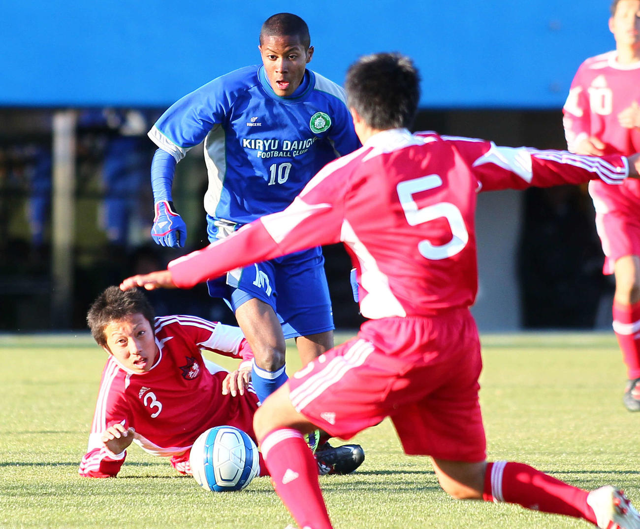全国高校選手権でプレーする桐生第一時代の鈴木（2012年1月2日撮影）