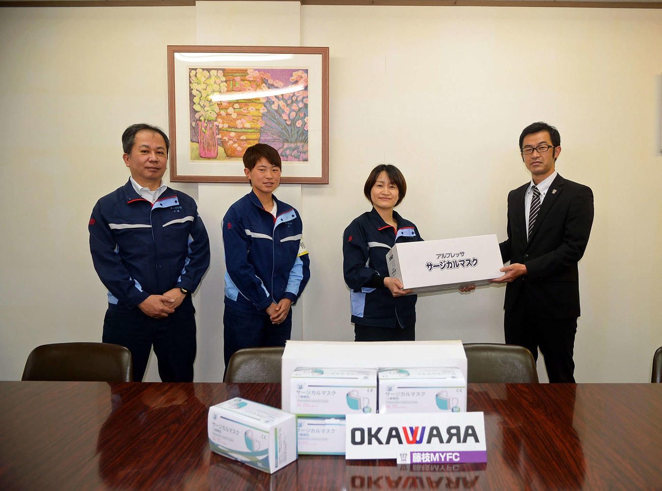 贈呈式に出席した、右からJ3藤枝の見原取締役、大川原製作所の大川原取締役、同社従業員でルクレMYFCのFW金子、小林総務部長
