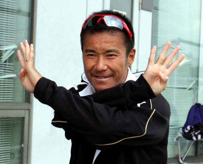 11年9月23日、4本指をクロスさせ“44歳のポーズ”をする中山