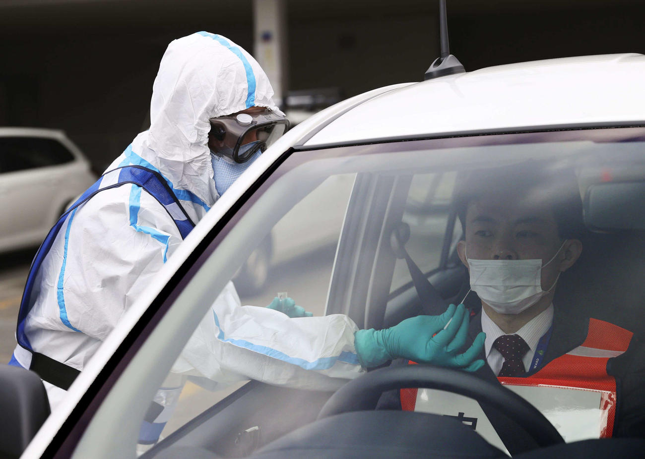 1日、札幌市が公開した、PCR検査に必要な検体を車に乗ったまま採取できる「ドライブスルー方式」の訓練（共同）