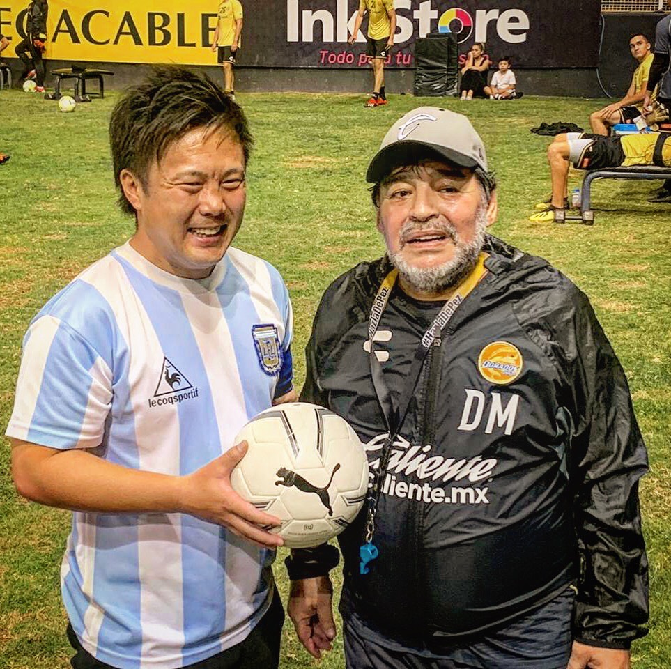 本家のマラドーナ氏（右）と対面を果たしたサッカー芸人のディエゴ・加藤・マラドーナ