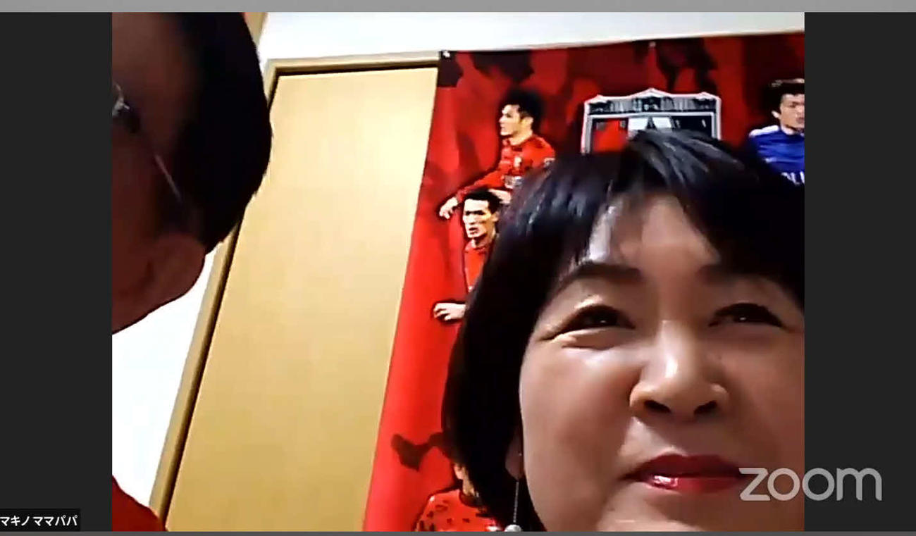 ママサポーターとのトークイベントにサプライズ登場した浦和DF槙野の母令子さん（右）