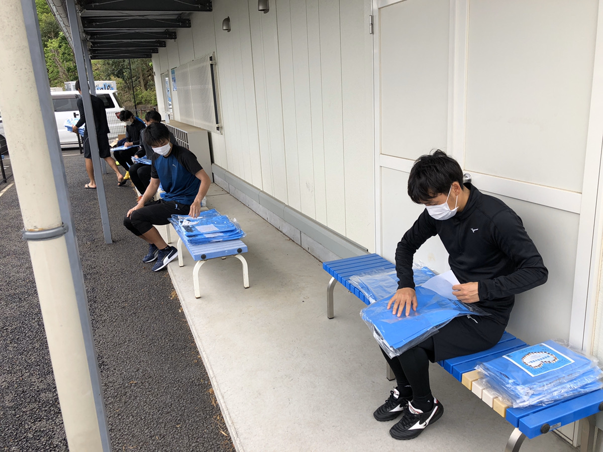 医療施設などに寄付する「川崎フロンターレLOGOSポンチョ」にメッセージカードを同封する川崎Fの選手たち（川崎F提供写真）