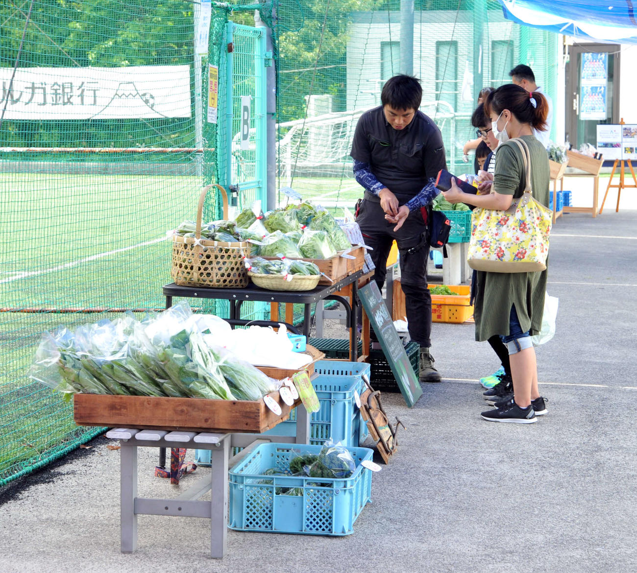 野菜を購入する買い物客