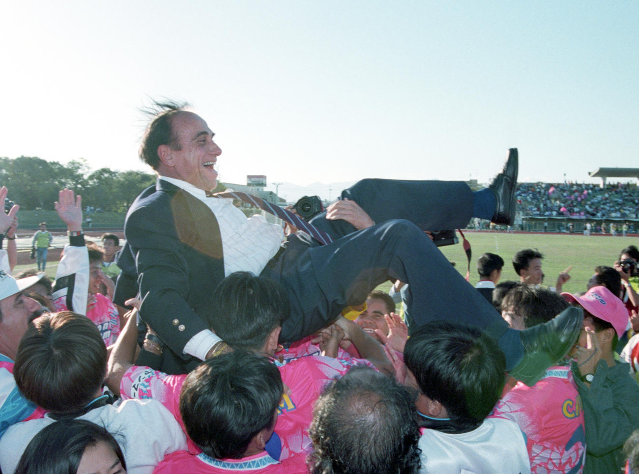 JFL優勝を決めてイレブンらから胴上げされるC大阪のパウロ・エミリオ監督（1994年10月23日撮影）