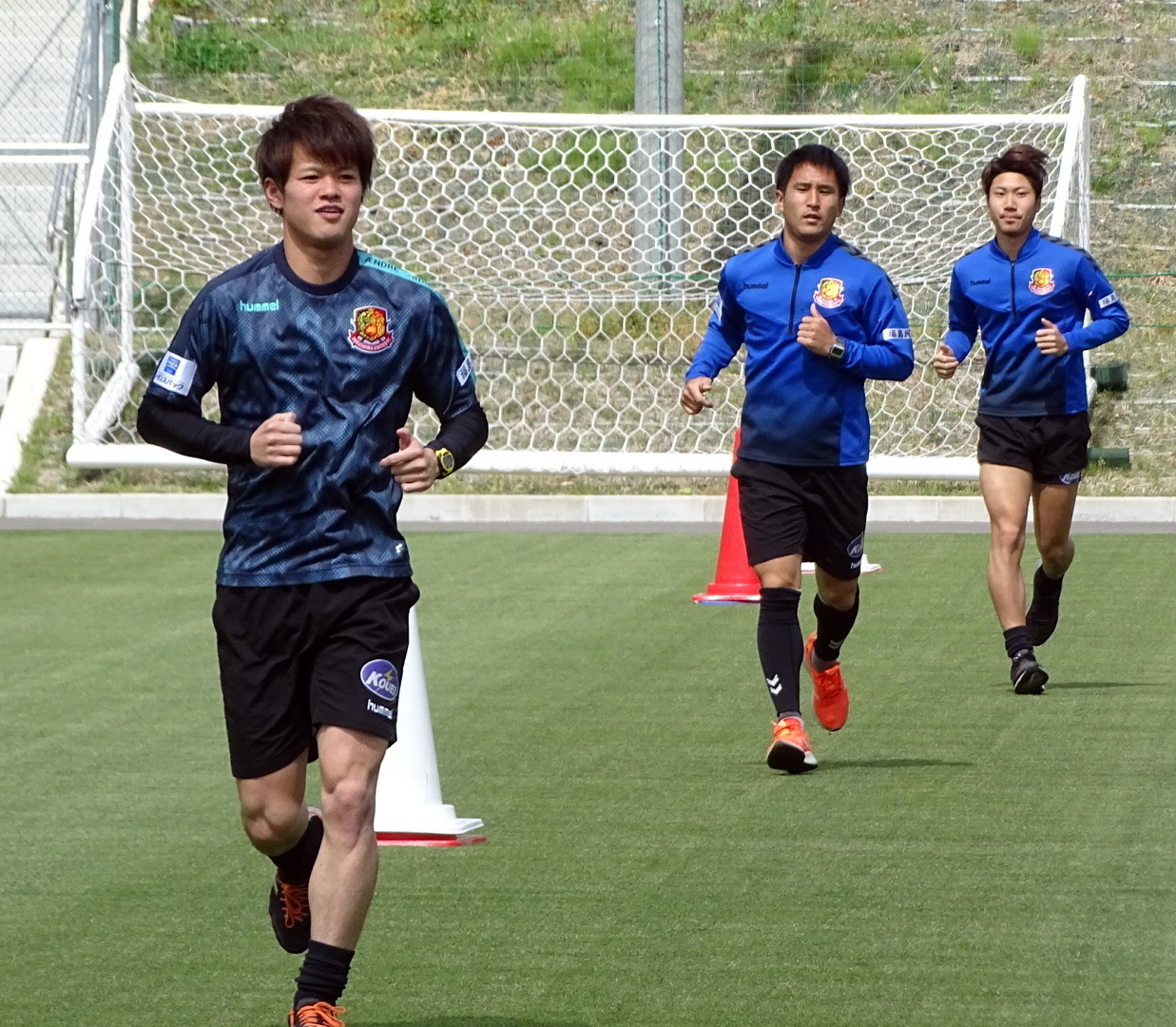 ランニングする、左から福島MF田村、FW樋口、FW池田（J3福島提供）