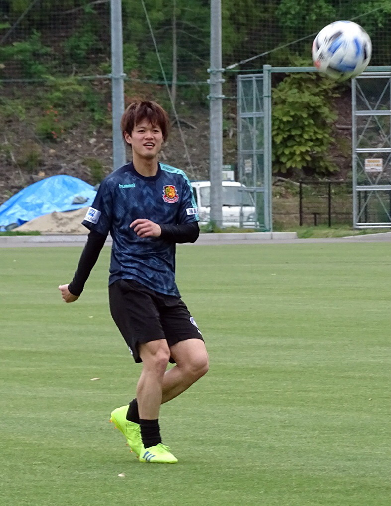 ロングボールを蹴る福島MF田村（福島ユナイテッドFC提供）