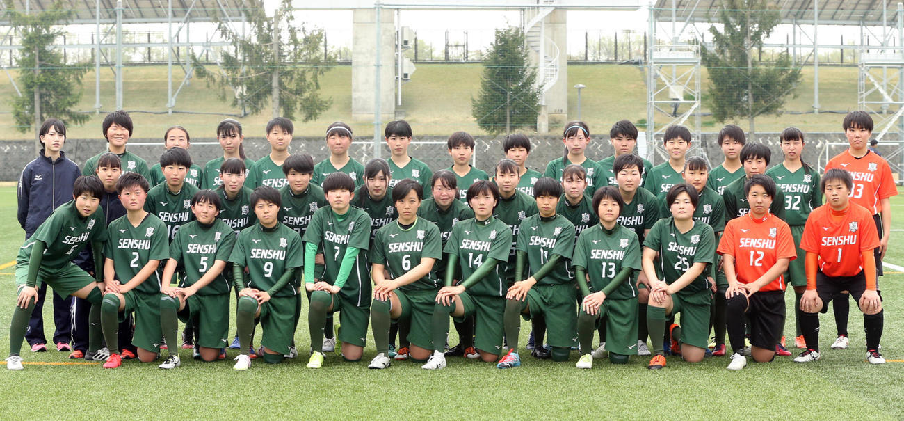 ユニホーム姿で集合写真に納まる専大北上女子サッカー部の選手たち（撮影・野上伸悟）