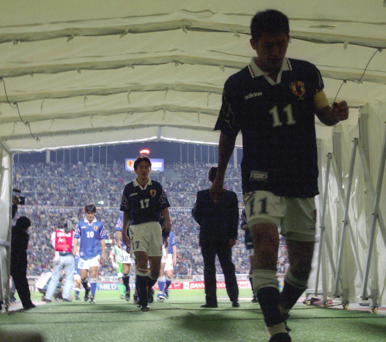 97年10月、W杯アジア最終予選　日本対UAE　カズ（右)、秋田豊（後方17）らは力なく肩を落としロッカールームへと消えた