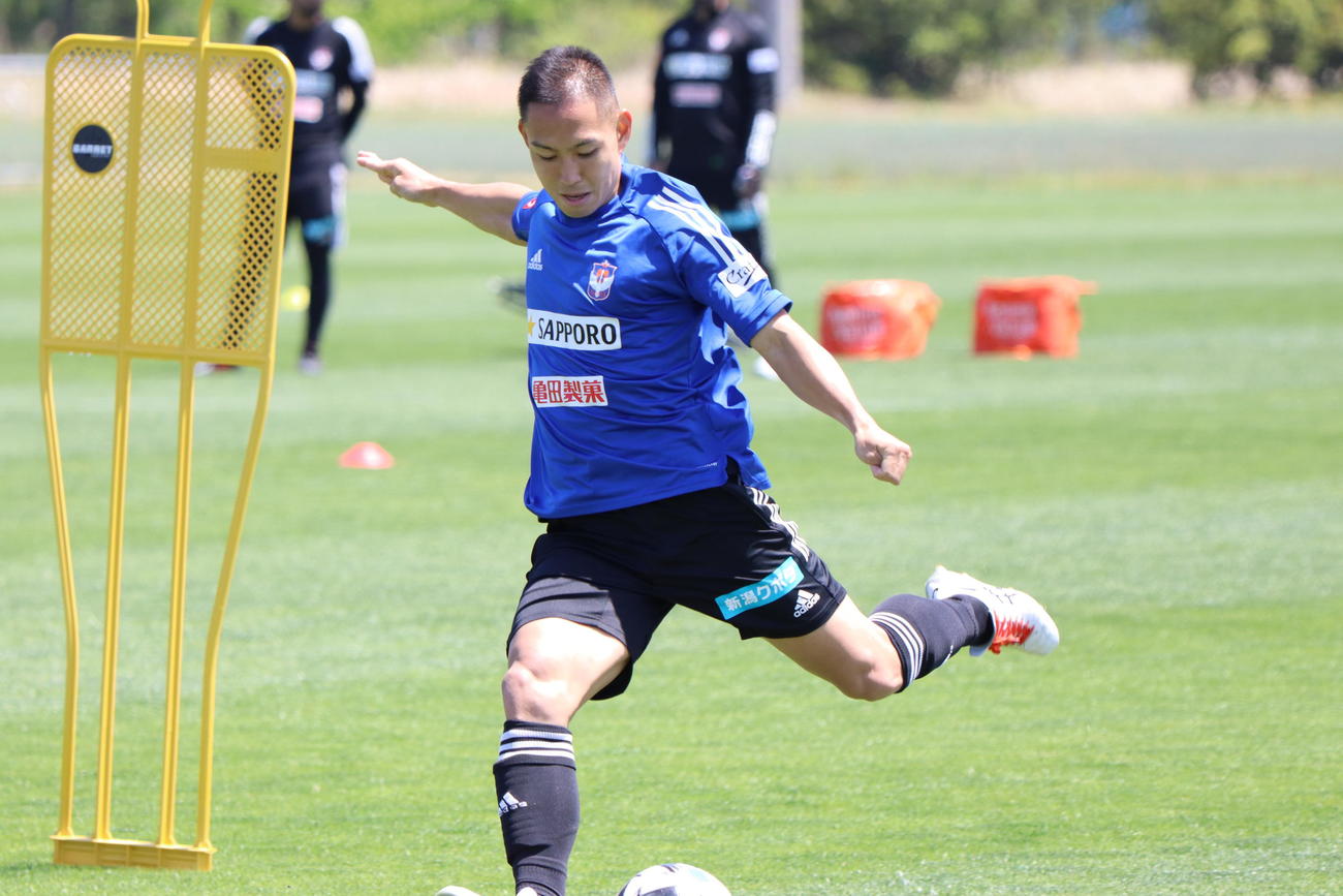 シュート練習に汗を流す早川（C）ALBIREX　NIIGATA