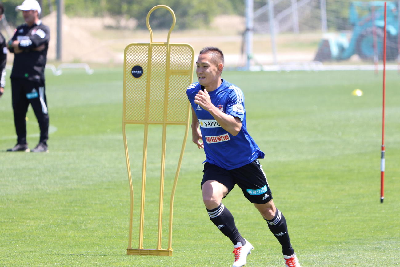 早川は笑顔でボールを追う（C）ALBIREX　NIIGATA