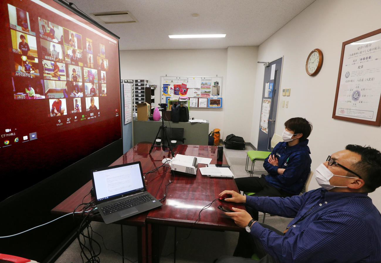 オンラインでの練習を見つめる手前から聖和学園・佐々木顧問、曽山監督（撮影・野上伸悟）