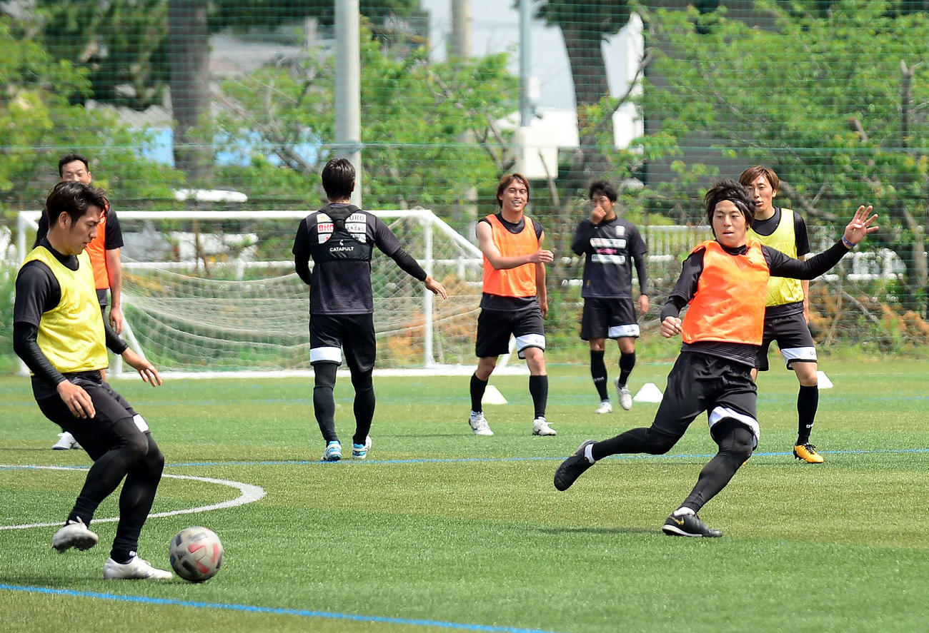 藤枝の選手たちは、パス回しに取り組む。右手前はFW大石