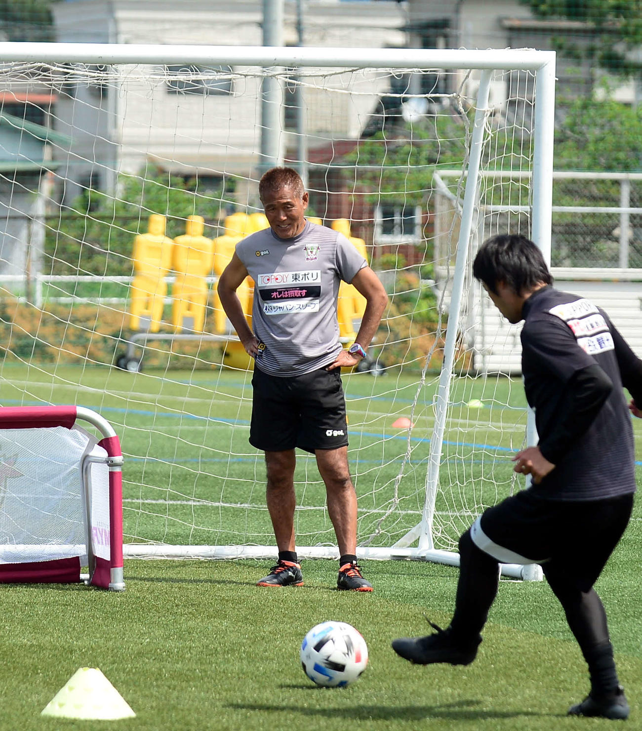 練習を見守る藤枝・石崎監督