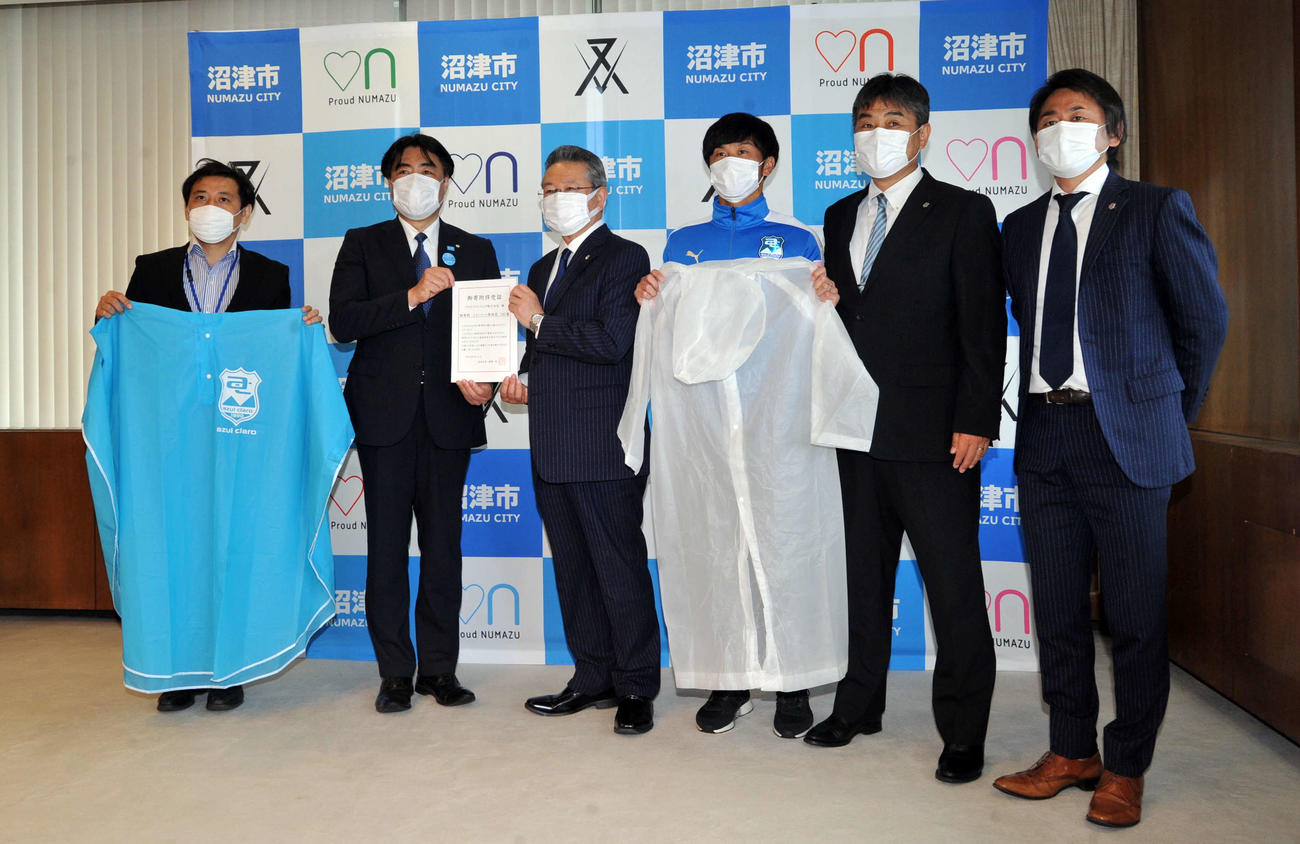 記念撮影に収まる出席者たち。左から2人目が頼重・沼津市長、同4人目がJ3沼津DF徳武