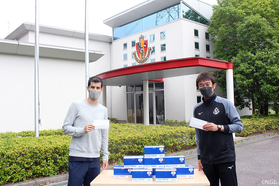 アカデミーへマスク寄贈を発表した名古屋MF長谷川（左）（名古屋グランパス提供）