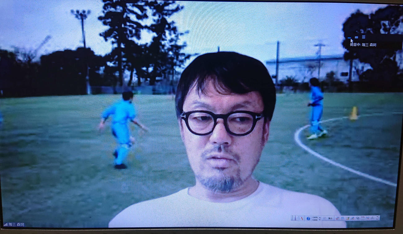 オンライン上で企画の説明をする森岡アカデミーヘッドオブコーチング