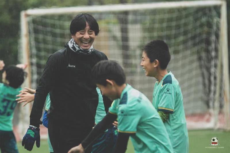 子どもたちを指導するFCトリプレッタの米原隆幸代表兼総監督（FCトリプレッタ提供）