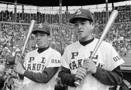79年春の選抜で甲子園に出場したG大阪小野社長（左）と小早川毅彦氏（1回戦中京商戦後）（C）GAMBAOSAKA