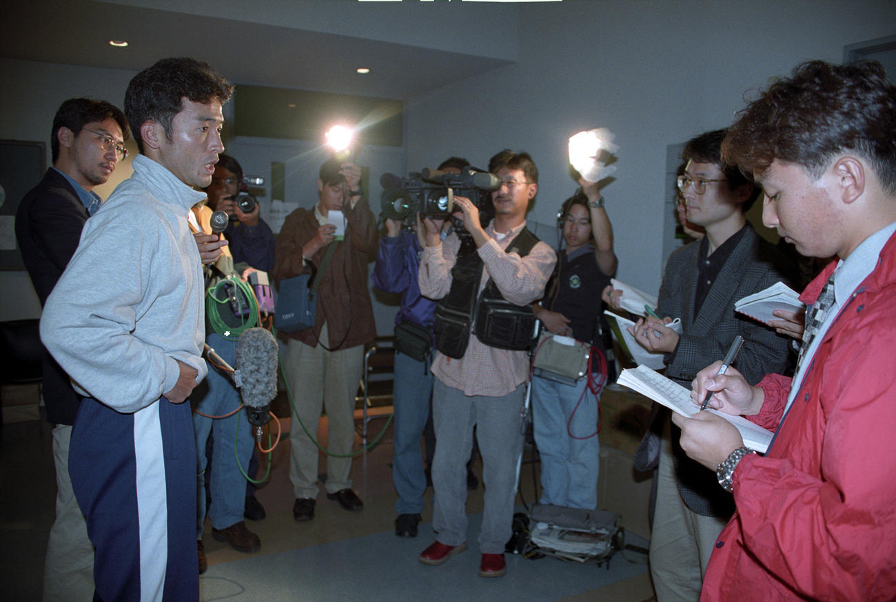 98年11月4日、Jリーグ選手協会との話し合い後、会見に臨んだ横浜F前田浩二選手会長