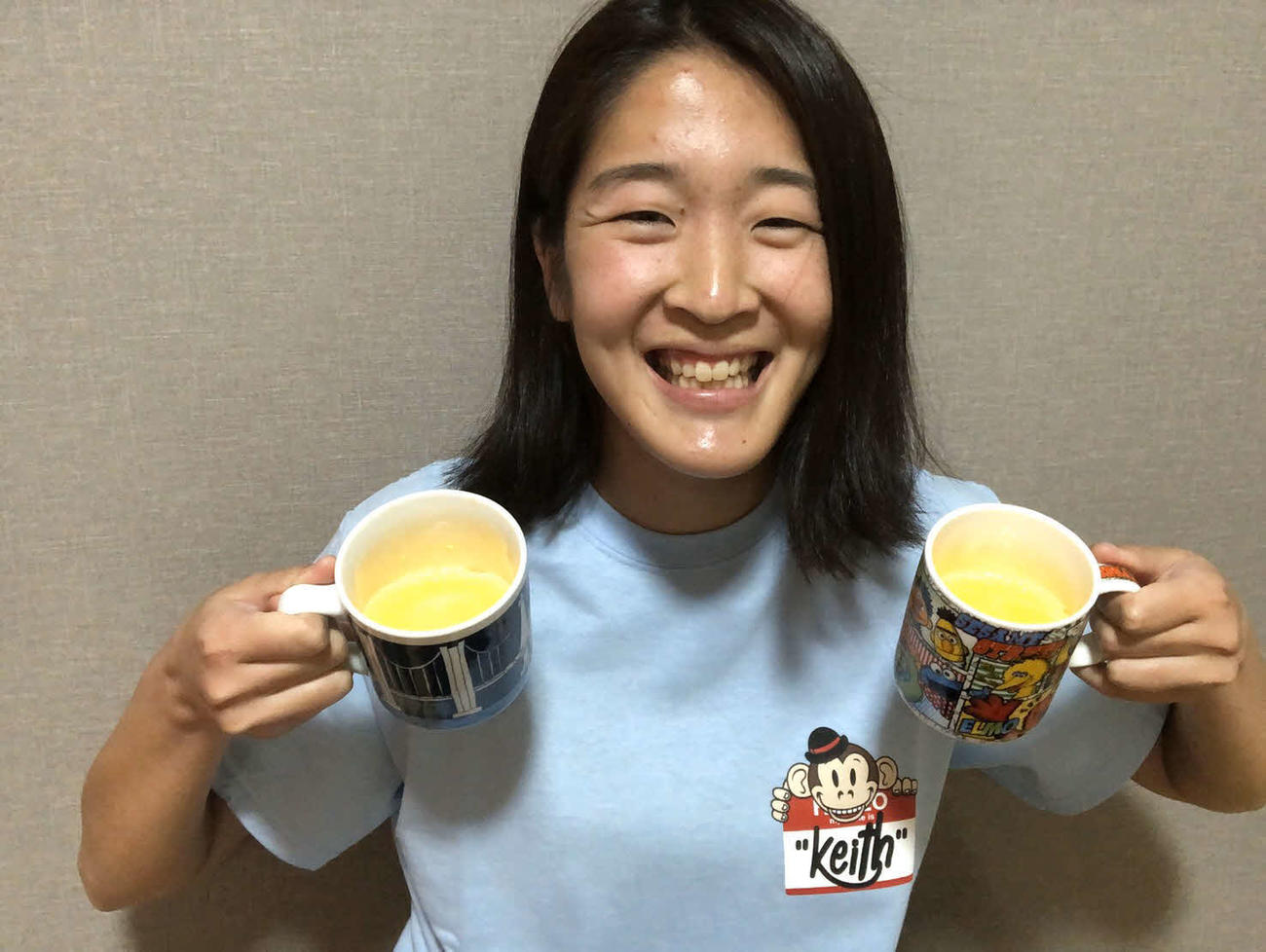 青色のTシャツ姿のDF浦川は愛用の手作りマグカップを披露