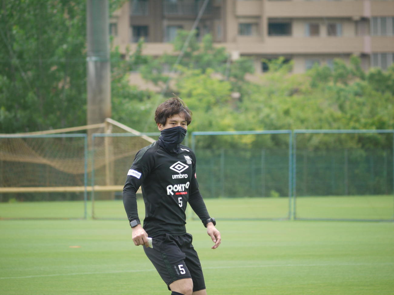 再始動したG大阪宮本監督は特製練習着でマスクの代用を行う　（C）GAMBAOSAKA