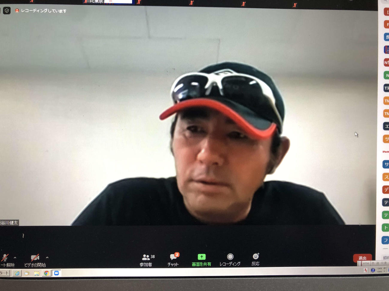 練習後にオンライン会議アプリ「Zoom」で取材に対応した東京の長谷川監督