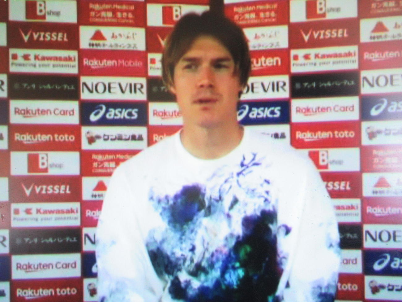 オンラインの取材に応じる神戸DF酒井（C）VISSEL　KOBE