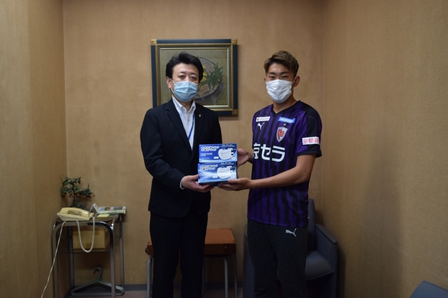 京都府にマスクを寄贈した京都サンガの選手会長・冨田（C）KYOTO　SANGA