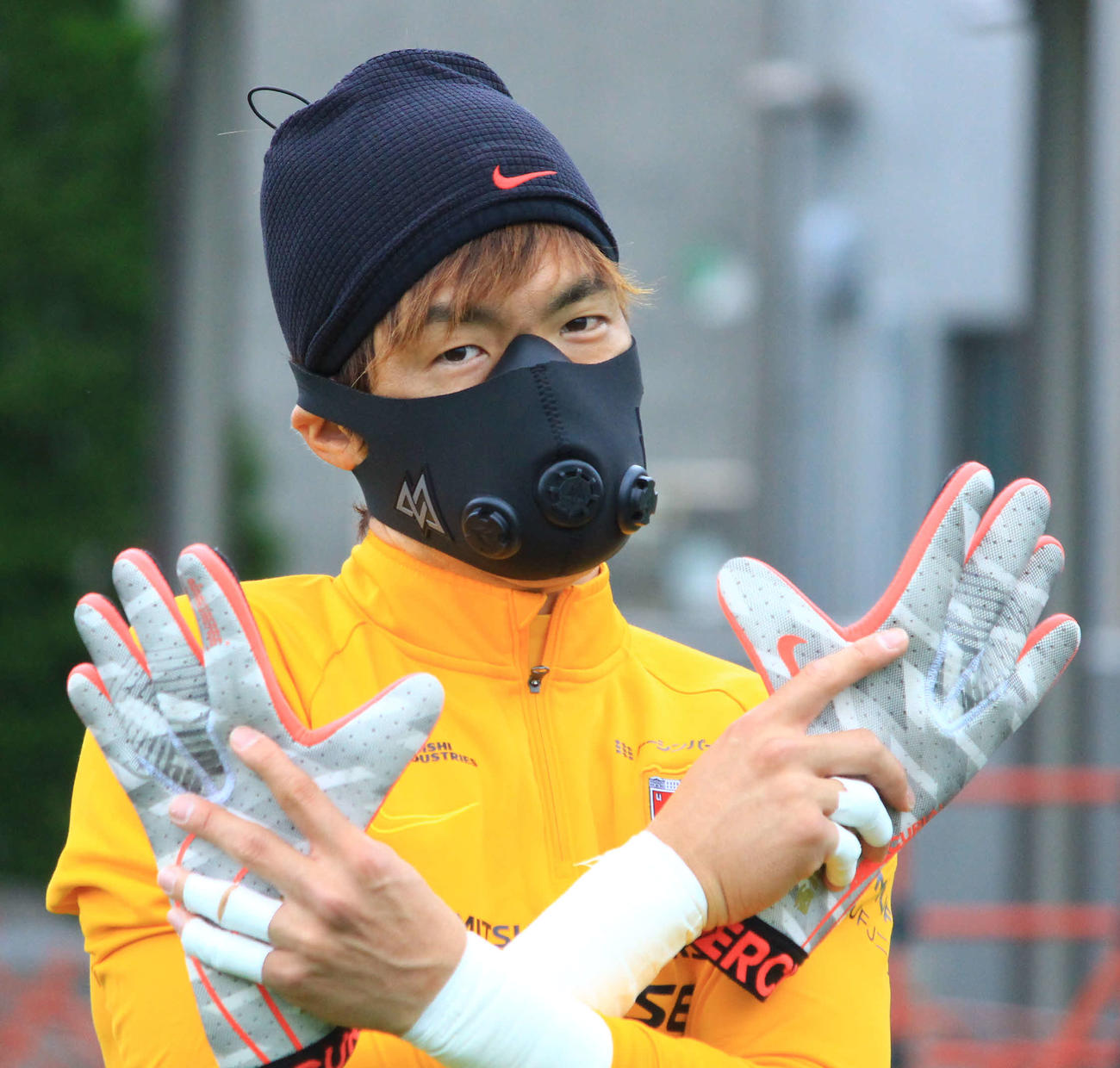 飛沫拡散防止のため、呼吸筋トレーニングマスクを着用する浦和GK西川主将（クラブ提供）