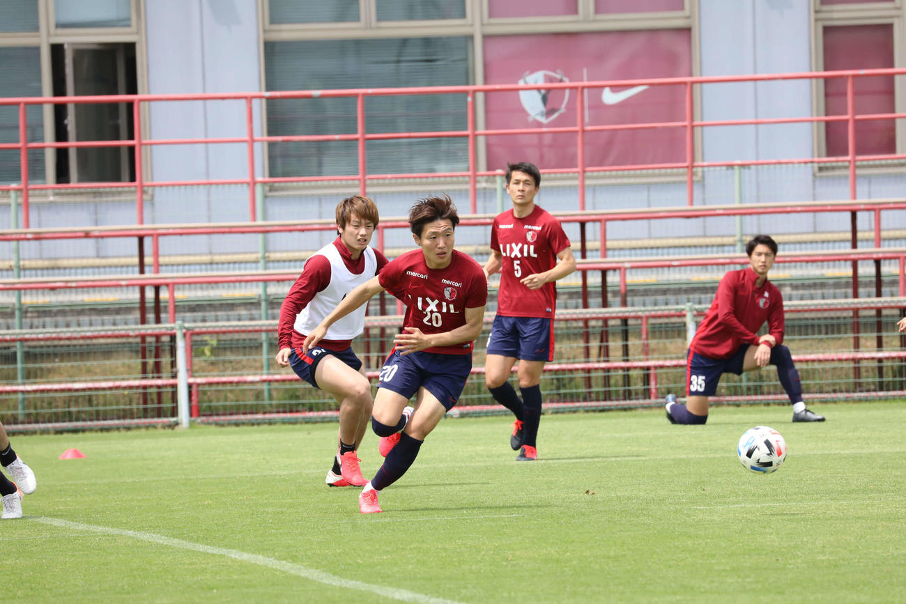 練習を行う鹿島MF三竿健斗ら　（C）KASHIMA　ANTLERS